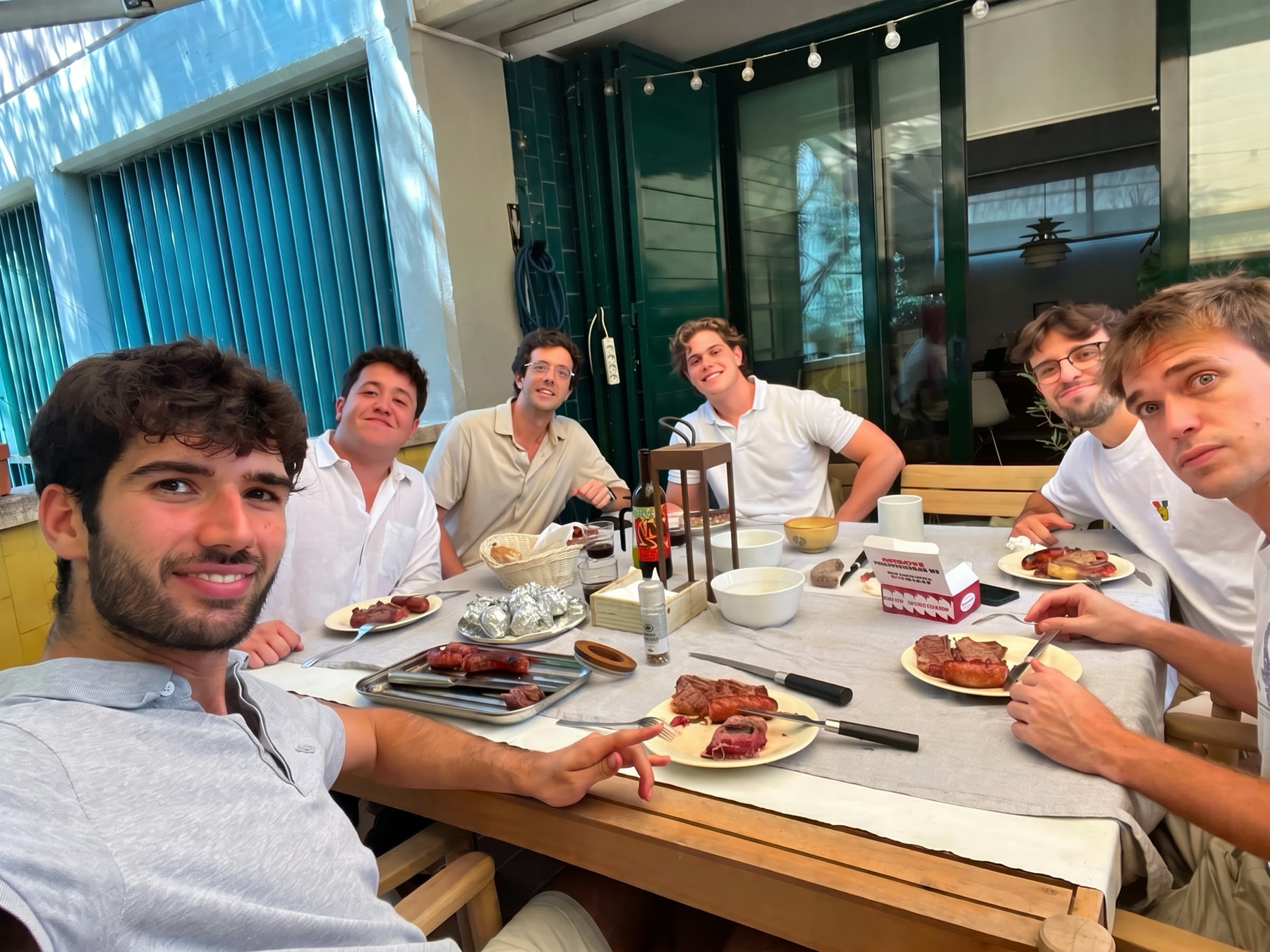El equipo de Pilot comiendo juntos en una terraza